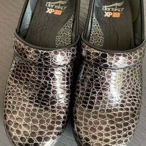 Dansko XP 2.0 Womens Clog Shoes EU 39 Black And Silver Leather